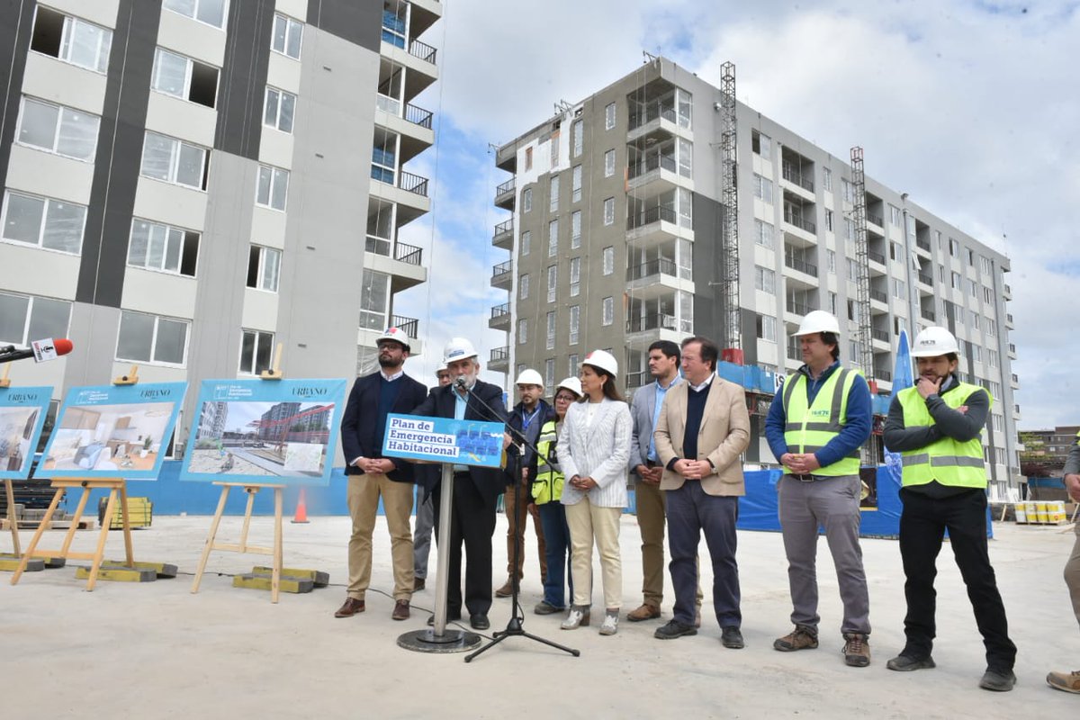 Minvu's tweet photo. ¡292 viviendas del programa #IntegracionSocial en #Talca 🏘!

El ministro @CarlosMontestwt visitó el conjunto "Condominio Mirador Urbano" que tiene un 79% de avance ⏫️

Son Dptos para familias con #subsidio de adquisición ✅️

Tendrá 👇:
Áreas verdes🌳
Juegos infantiles 🛝 https://t.co/qI8RDZt1HQ