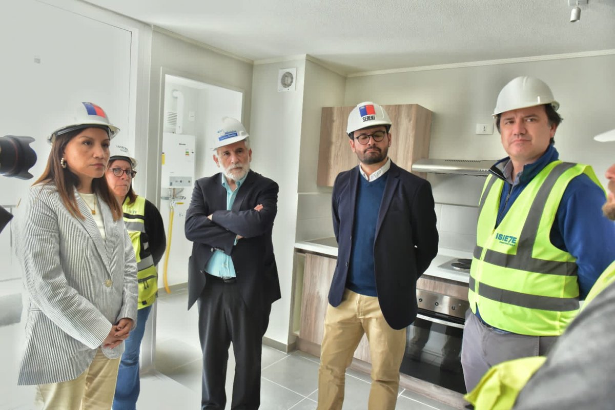Minvu's tweet photo. ¡292 viviendas del programa #IntegracionSocial en #Talca 🏘!

El ministro @CarlosMontestwt visitó el conjunto "Condominio Mirador Urbano" que tiene un 79% de avance ⏫️

Son Dptos para familias con #subsidio de adquisición ✅️

Tendrá 👇:
Áreas verdes🌳
Juegos infantiles 🛝 https://t.co/qI8RDZt1HQ