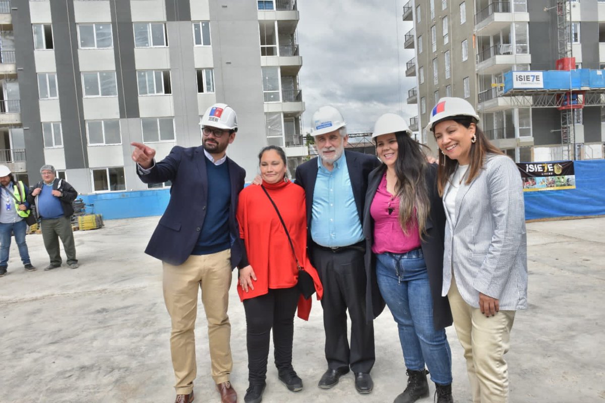 Minvu's tweet photo. ¡292 viviendas del programa #IntegracionSocial en #Talca 🏘!

El ministro @CarlosMontestwt visitó el conjunto "Condominio Mirador Urbano" que tiene un 79% de avance ⏫️

Son Dptos para familias con #subsidio de adquisición ✅️

Tendrá 👇:
Áreas verdes🌳
Juegos infantiles 🛝 https://t.co/qI8RDZt1HQ