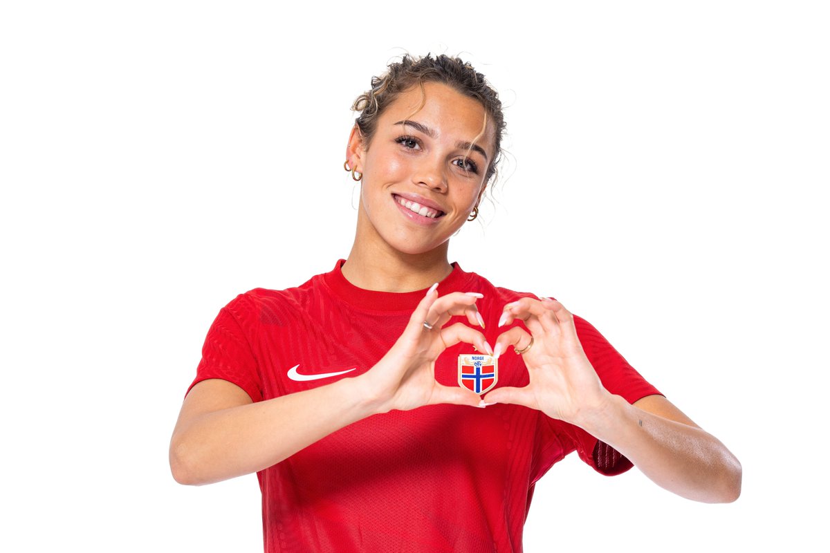 nff_landslag's tweet photo. 49. min: 1-2, Celin Bizet Ildhusøy! Norge får corner etter at en Maanum-heading gikk via en forsvarsspiller og ut. Innlegget lander i beina på Ildhusøy, som setter ballen sikkert i nettet. #norba https://t.co/cxDUH5YEWp