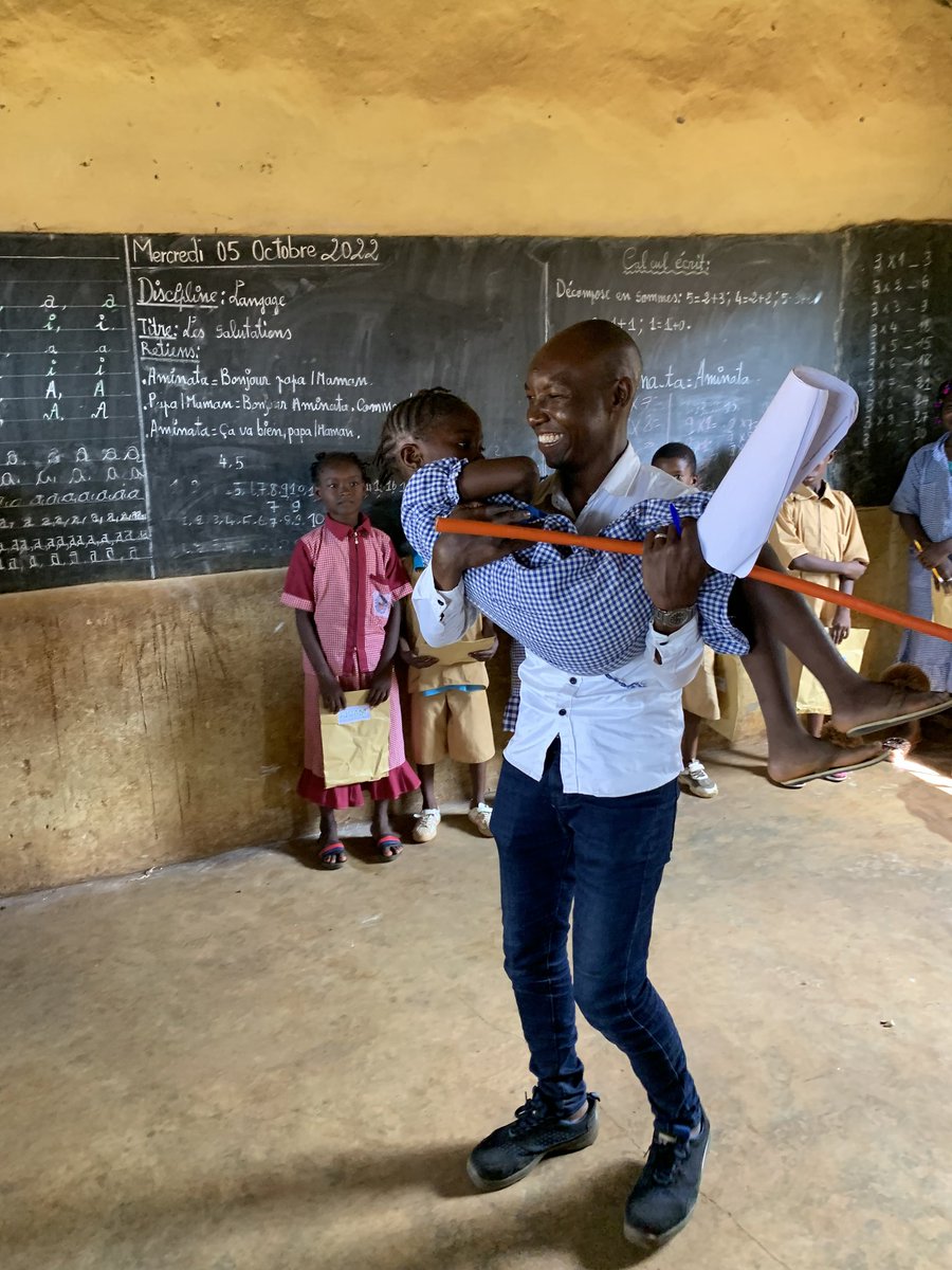 DialloMLamabank's tweet photo. Ma journée en résumé !!!
#Fitini est une élève qui nous a impressionnée à l'école élémentaire de kagbelen village.
Ses parents et responsables peuvent être fiers d'elle.
Œuvrons pour l'éducation de tous !!!
#AJUAM
#Lamabank https://t.co/tfOy6a9VGG