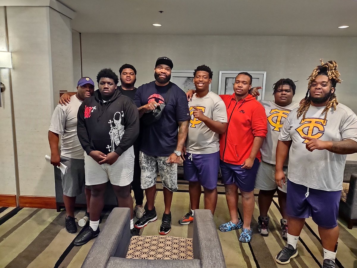 Stacy Andrews (Super Bowl Champion Giants) visited with our young  Offensive Line &amp; Head Coach (Coach Jackson).  Stacy is unique, only 78 plays of College Football at Ole Miss and  he was drafted in 4th round and became Franchise Player for Bengals.