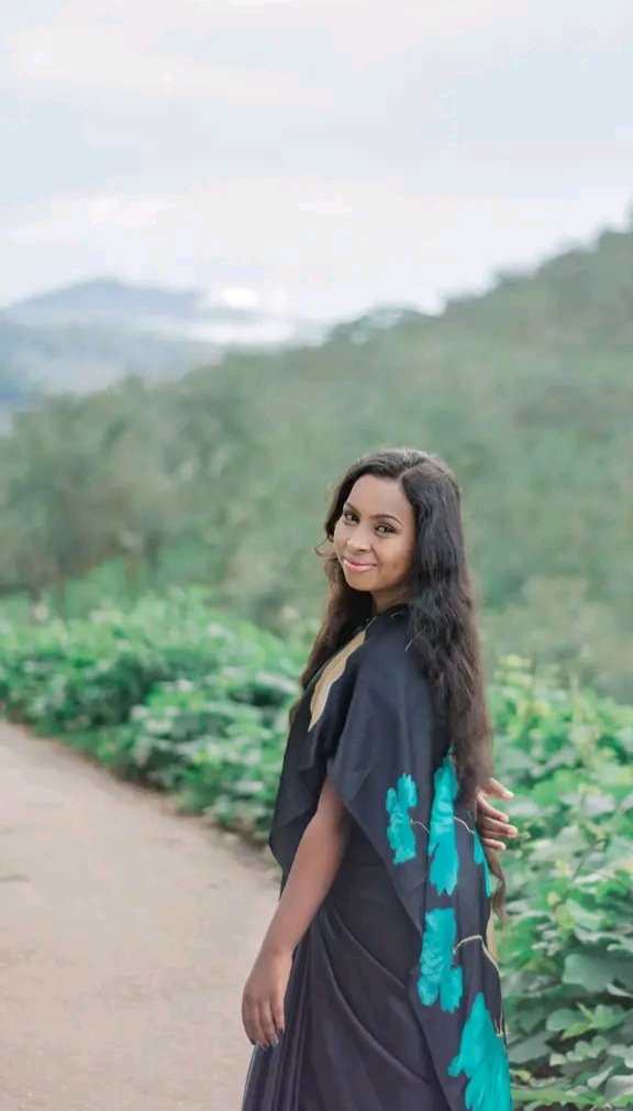 Nilmini77862272's tweet photo. Hot saree photography 🥰🥰🥰🥰 https://t.co/vqfuQJLlCw