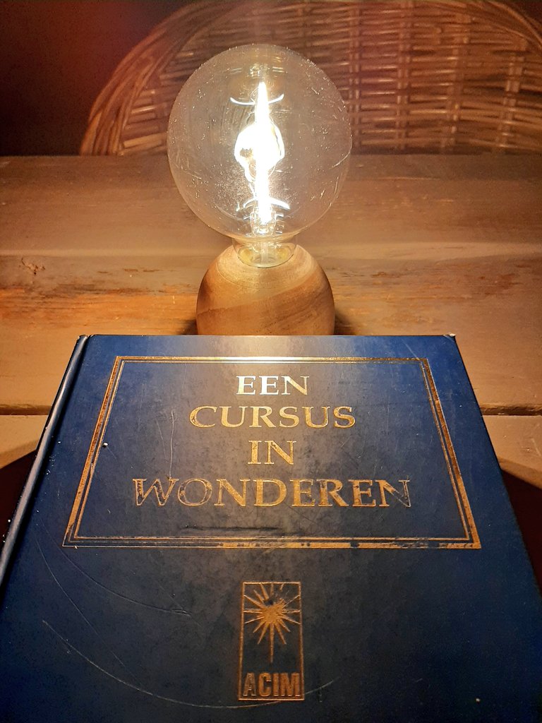 watdoejepippi's tweet photo. Ik probeer elke dag een les te doen uit dit bijzondere boek #eencursusinwonderen #acim #eciw https://t.co/mbXGjbVEda