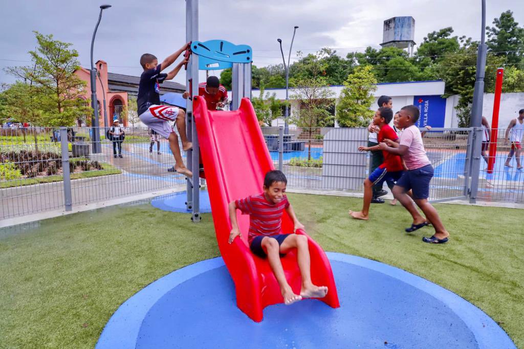 JAvilaPareja's tweet photo. La @Gobatlantico @elsanoguerabaq puso al servicio de la comunidad de Villa Rosa, en #Repelon, la obra número 30 de #ParquesParaLaGente. Con la nueva Plaza Parque Heins Olivo, se recuperaron más de 2 mil metros cuadrados de espacio público para el disfrute de todos. https://t.co/drXuJ7hsFG