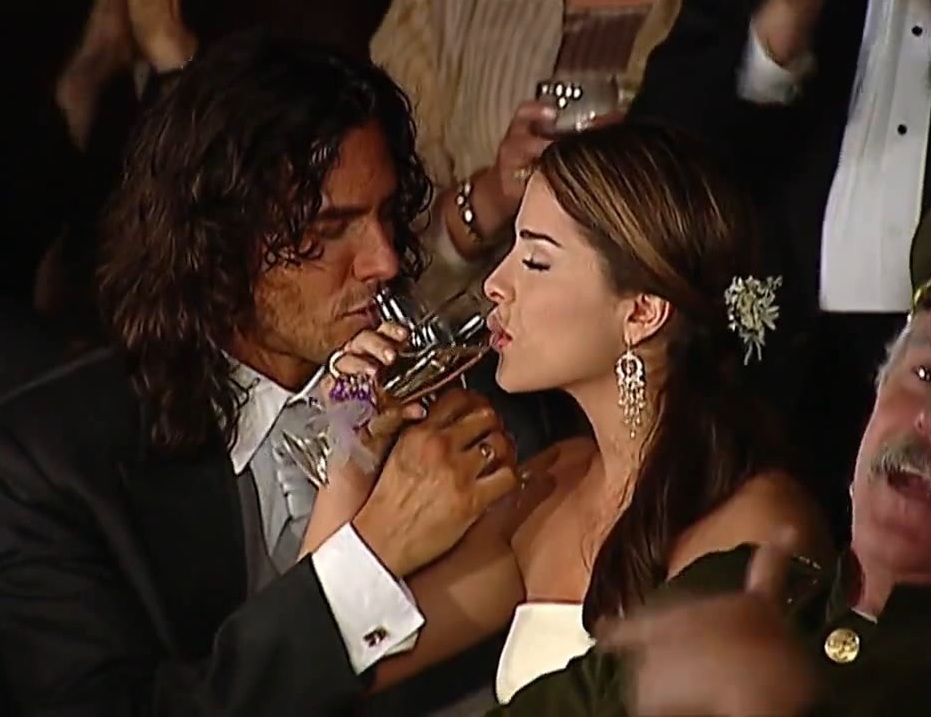 PasdeGavilanes's tweet photo. #PasiónDeGavilanes #GavilanesNova #PDG95 Noche de bodas 🎆 https://t.co/OuBLnO1zAN