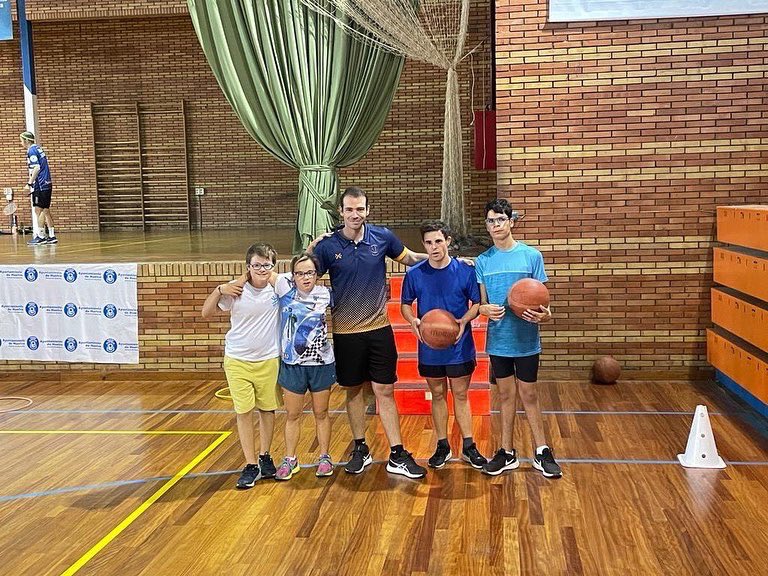 CDB_EBenitez's tweet photo. Gran día para el #HuelvaComercio @CDB_EBenitez. Hemos comenzado la escuela de baloncesto para niños, ninas y jóvenes con necesidades educativas especiales de @AonesDown #Huelva. Ha sido una gran experiencia iniciar los entrenamientos con los nuevos componentes de nuestra Escuela https://t.co/3OaXhKA5wd