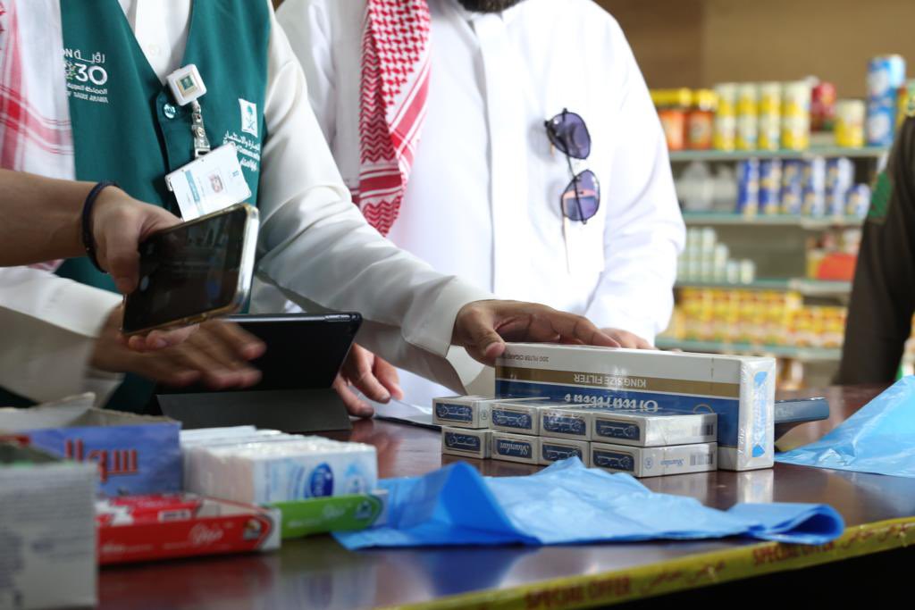 qassimhealth's tweet photo. #رقابة |

#فريق_اللجنة_الوطنية_لمكافحة_التبغ في #صحة_القصيم والجهات ذات العلاقة ينفذ عدد من الجولات الميدانية على المراكز والمؤسسات التجارية في منطقة #القصيم ، للتأكد من التزامها بنظام #مكافحة_التدخين ولوائحه التنفيذية واتخاذ الإجراءات النظامية حيال المخالفات المرصودة. https://t.co/SWNahr4qSX