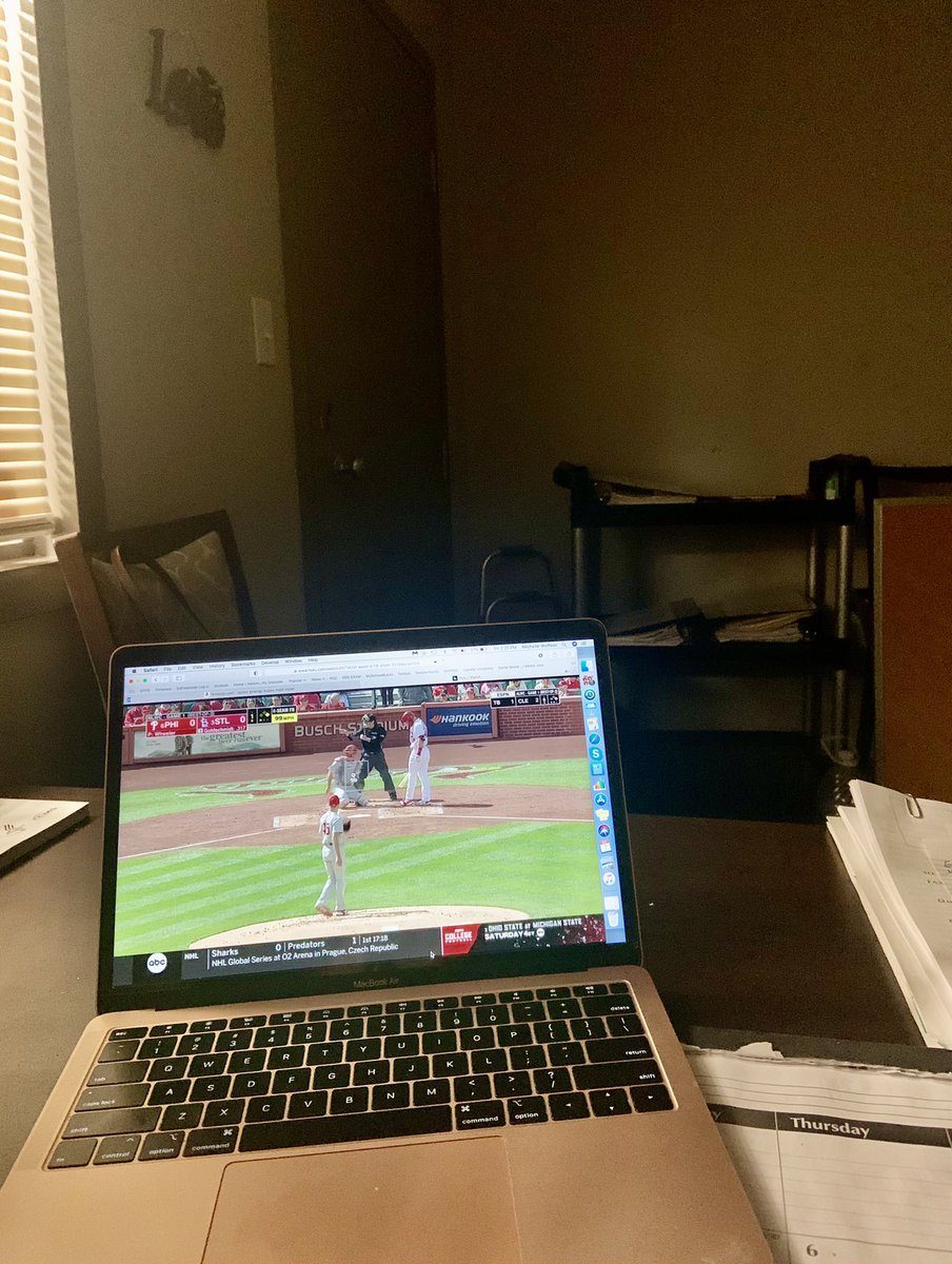 michellew_'s tweet image. 2:00 weekday playoff games are just the best. 😡
#RingTheBell #shouldbeworking