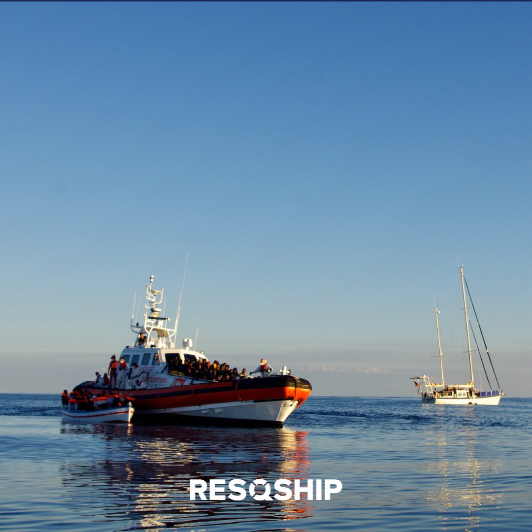 Nur Stunden nach dem Notfall am Morgen fand die Crew der #Nadir einen weiteren #Notfall. 
25 Menschen trieben eng aneinander auf einem instabilen Holzboot. Wieder reagierte die italienische Küstenwache innerhalb kurzer Zeit auf den Ruf der #Nadir und nahm alle Menschen auf.