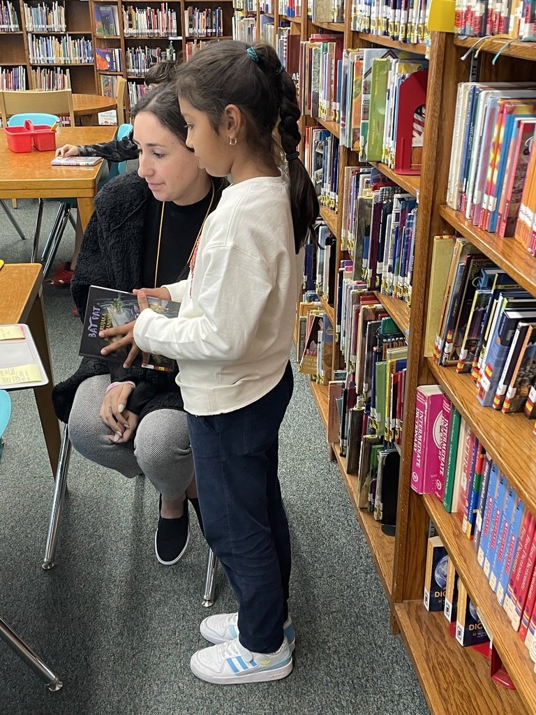 WHGWashington's tweet photo. Students spent some time in the library choosing a good book to enjoy over the long weekend. @whufsdrams #RamCulture #ReadingRams https://t.co/SV7TLyxoIF