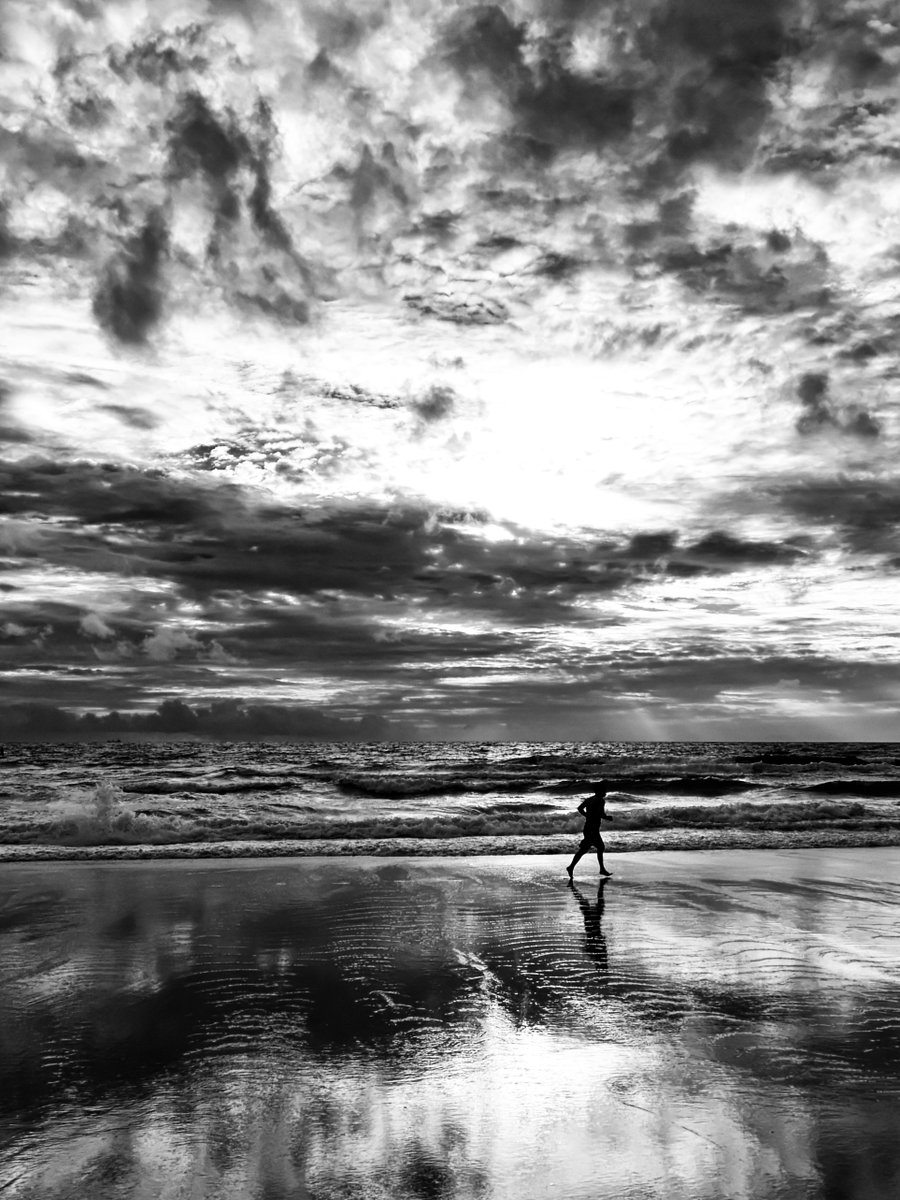 giorgiothai's tweet photo. "Beach Life"

Jogging at sunset
@ Karon Beach - Phuket Island

#monochrome #streetphotography #beachlife https://t.co/fMwJcrfVCA