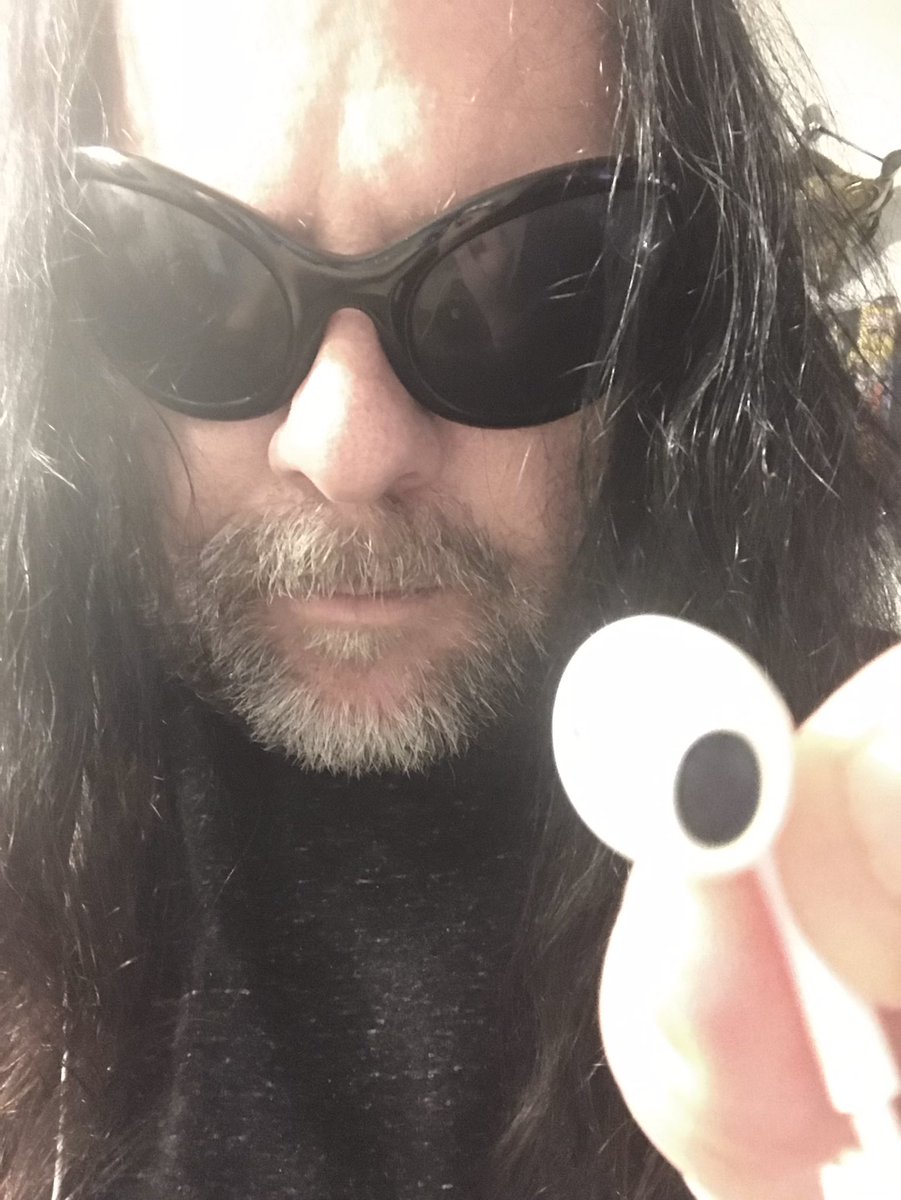 ErikDeeFullmer's tweet photo. About to stream the new @queensryche album Digital Noise Alliance on iTunes. At least until my vinyl arrives. I’ll be giving it a full review on the next @GenXBros podcast 🤘😀🤘https://t.co/e5yNtlf6eq https://t.co/bqhEKEPXCE