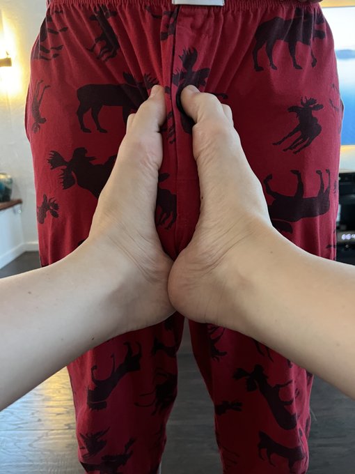 It's Friday!  #FlannelFriday #footfetısh https://t.co/QmHAjEDj5y<a href="/tag/flannelfriday"class="tags">#FlannelFriday</a><a href="/tag/footfet%C4%B1sh"class="tags">#footfetısh</a>