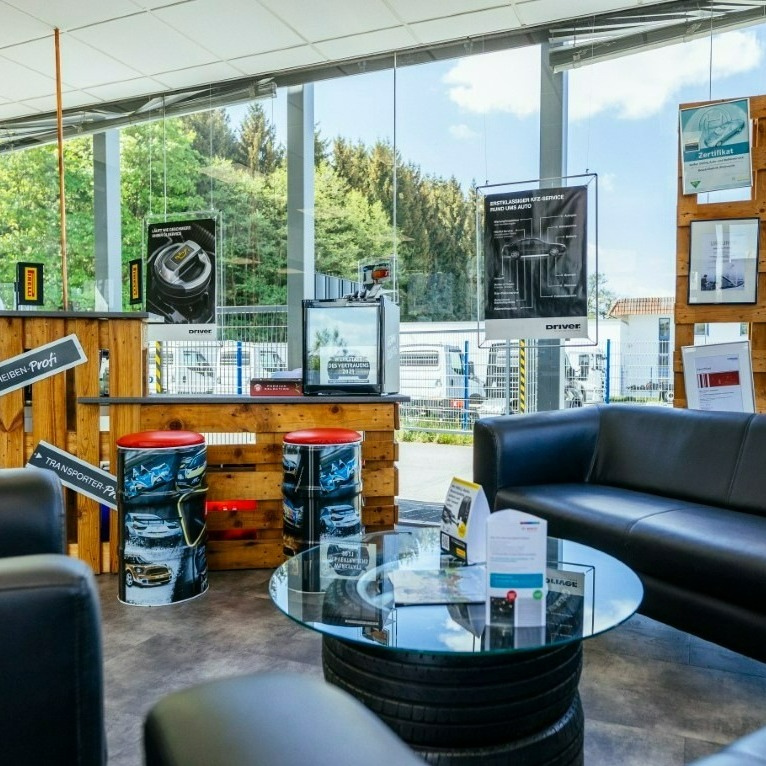 Willkommen in unserer Werkstatt! Unsere Geschäftsführer Jörg Kerstholt und Stefan Kerstholt freuen sich auf euren Besuch. ;-)

#kfz #werkstatt #auto #meschede #driver