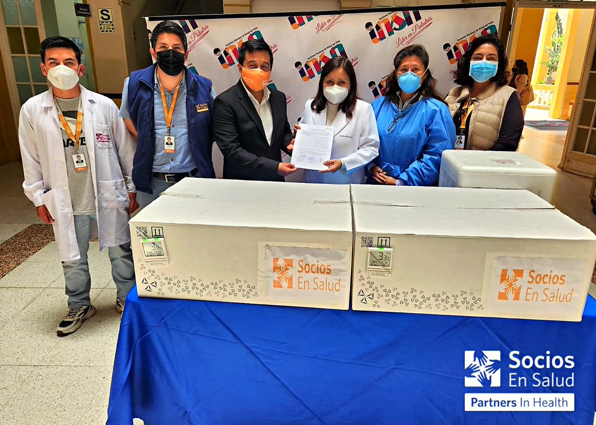 _sandydominguez's tweet photo. El día de ayer @SociosEnSalud gestionó exitosamente la donación de 270 viales de #tocilizumab que fueron transportados en cadena de frío🚌 al @Insnsanborja de #Breña con el objetivo de beneficiar a pacientes con diagnóstico de artritis reumatoide juvenil.
#farmacéuticosenacción https://t.co/qwDCptThaM