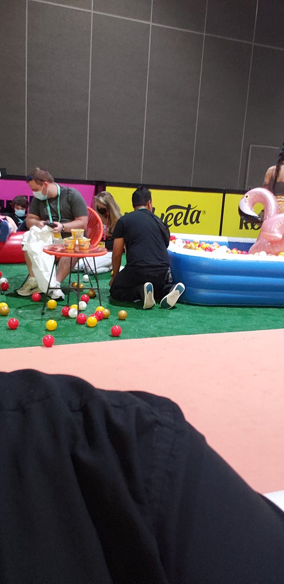 Jellysound's tweet photo. Some IRL streamer dived into the #TwitchCon2022 ball pit. Kids these days don't know about Dashcon https://t.co/iKHIu7hhPx