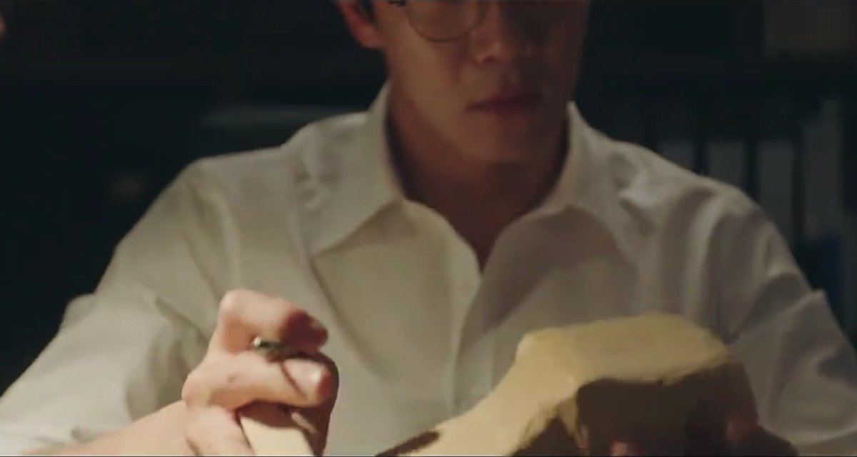 skda_sandra's tweet photo. @Korealoversk @LeeHarro4 🌬 Y no olvidemos a Sung-hoon tallando la pieza de madera en su oficina...justo justo el encapuchado tiene su planificación de víctimas con piezas con diferentes posiciones. Y porque el encapuchado tiene una foto de los hermanos? 🤔#Blind
#BlindEp3
#BlindEp6 https://t.co/SoWqmwSxfo
