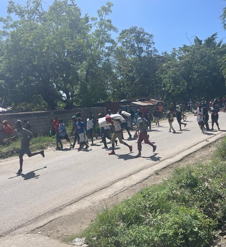 modelfm883's tweet photo. Nouvelle journée de manifestation ce vendredi à Jacmel dans le Sud-Est du pays pour réclamer le départ du PM Ariel Henry. Des individus ont pillé le dépôt de l'ONG catholique, Caritas emportant une forte quantité de produits alimentaires.#Modelfm https://t.co/PU2s9Dz48N