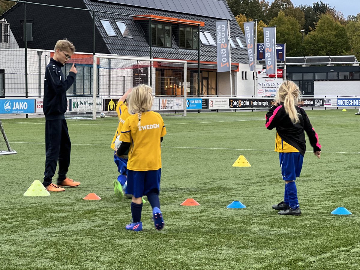 milankok_'s tweet photo. Ook de trainers van de F-League hebben vanavond vanuit de VV Hellendoorn Trainers Academie een bijeenkomst gehad.
Naast een kort stukje herhaling over veiligheid en uitleg, aandacht besteed aan actie-rust verhouding en het maken van afspraken.
#traindetrainer #opleiden https://t.co/o7wIru0hTg