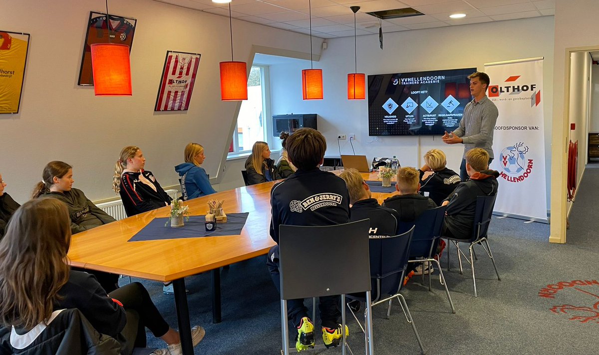 milankok_'s tweet photo. Ook de trainers van de F-League hebben vanavond vanuit de VV Hellendoorn Trainers Academie een bijeenkomst gehad.
Naast een kort stukje herhaling over veiligheid en uitleg, aandacht besteed aan actie-rust verhouding en het maken van afspraken.
#traindetrainer #opleiden https://t.co/o7wIru0hTg