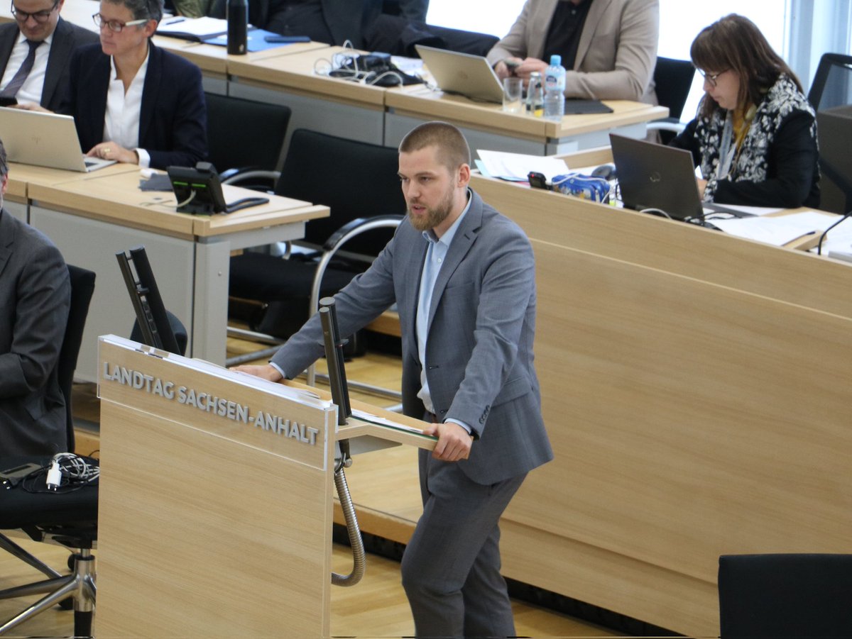 Das neue EEG stellt das "überragende öffentliche Interesse" Erneuerbarer Energien raus. @f_linke_F (LEE): "LSA muss jetzt handeln u. EE Vorrang ggü. Denkmalschutz geben, bis Klimaneutralität erreicht ist. Zumal PV-Anlagen reversibel sind u. den Denkmalwert nicht beeinträchtigen"