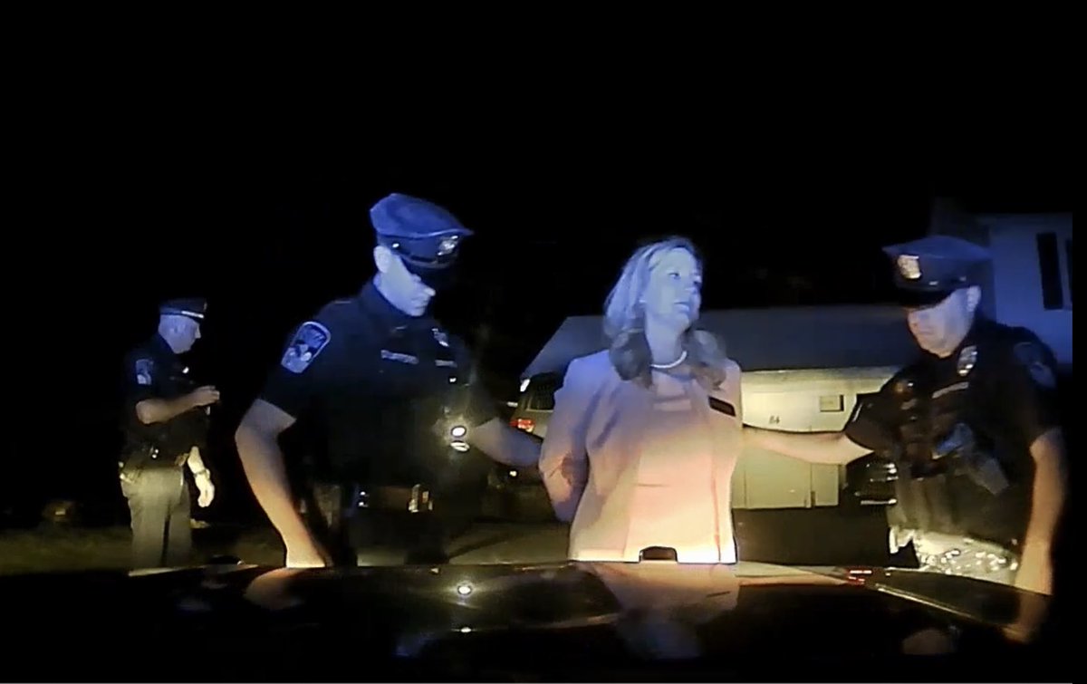 cannafeminist's tweet photo. Weird that they’d endorse someone who was recently arrested for drunk driving and tried to flatter, bribe, and blame their way out of it. #NHPolitics #LeadLeft if you don’t want people who refuse to take responsibility for their own actions in charge any longer. https://t.co/8poB7EnLEZ