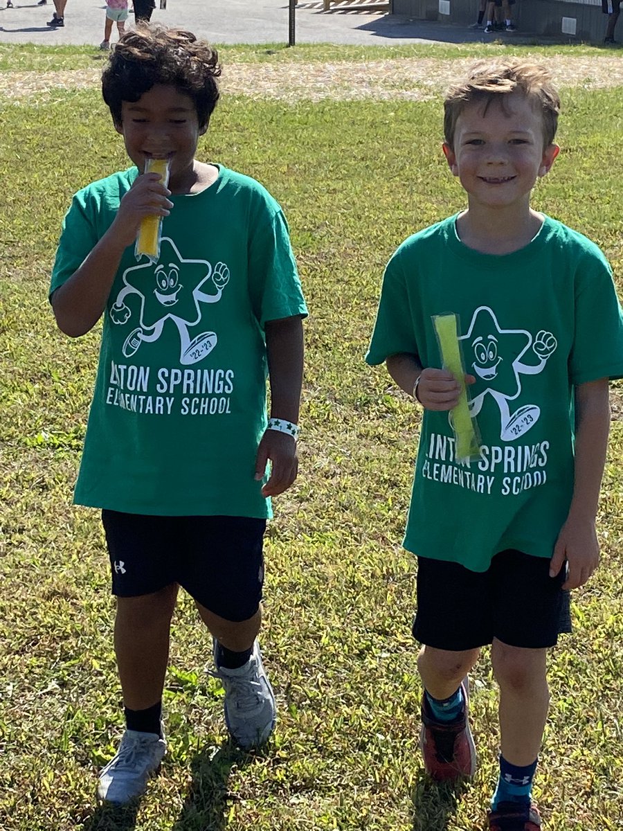 LintonSprings's tweet photo. And to wrap up this beautiful day, our 2nd grade Super Stars are balancing laps with the yumminess of a popsicle! #TeamLSESuperStars #LeadingLinton #FunRunFriday https://t.co/vKWe5DOSmj