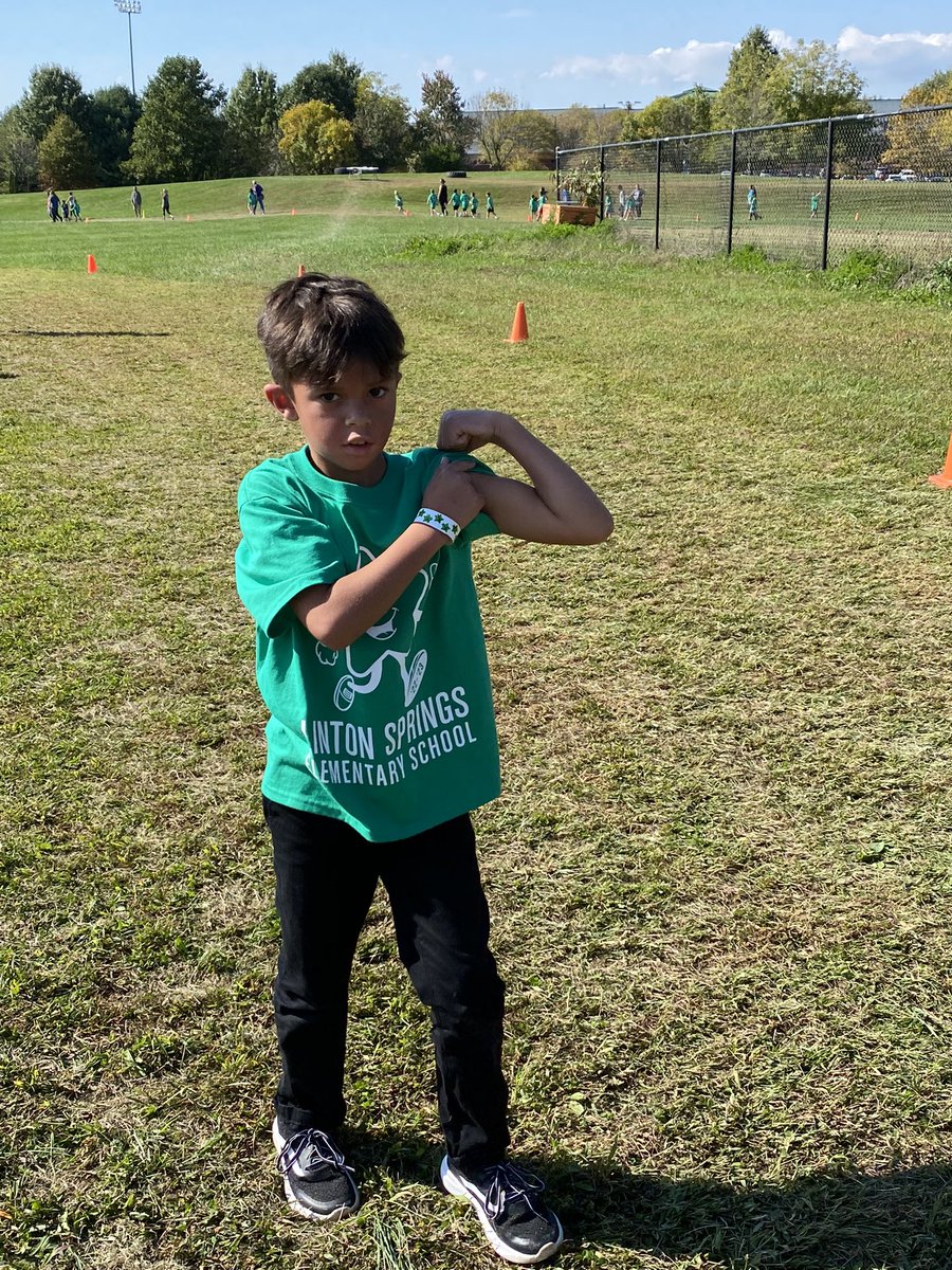LintonSprings's tweet photo. And to wrap up this beautiful day, our 2nd grade Super Stars are balancing laps with the yumminess of a popsicle! #TeamLSESuperStars #LeadingLinton #FunRunFriday https://t.co/vKWe5DOSmj