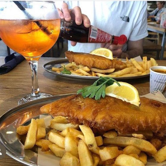 Fish, chips, curry sauce and Aperol Spritz at <a href="/SteinFistral/">Rick Stein, Fistral</a> 🔥 What a quartet to welcome the weekend by the Cornish coast.

📷 IG eatingwiththejacksons