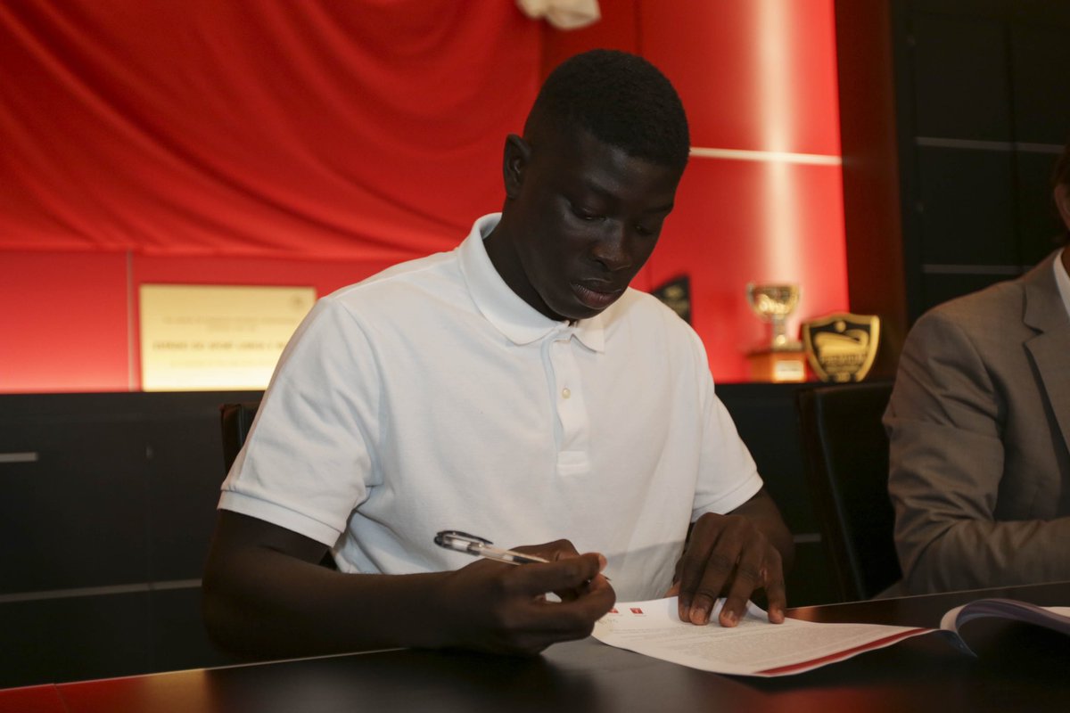 Muito feliz com esta renovação e por representar este clube enorme durante mais anos ❤️🦅  <a href="/SLBenfica/">SL Benfica</a> 
#2027