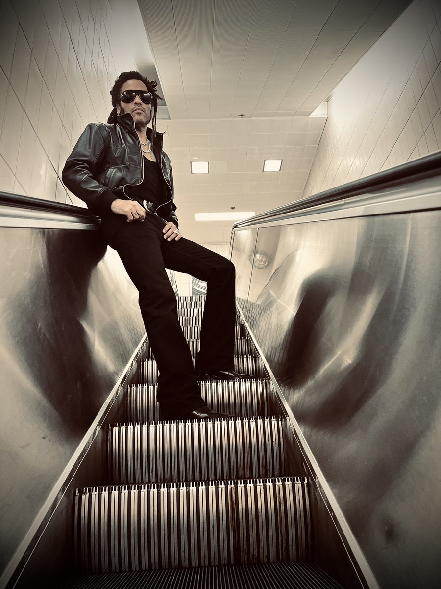 LennyKravitz's tweet photo. 2:35pm https://t.co/VXVmocCL4x