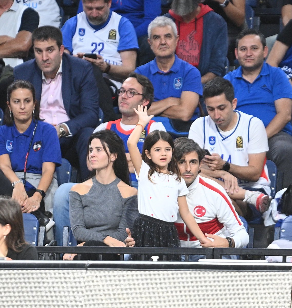 Ali Naci Küçük (@alinacikucuk) on Twitter photo Mete Kalkavan galiba rakip Galatasaray değil diye Anadolu Efes formasını giymemiş!
Hayret… Mete Kalkavan galiba rakip Galatasaray değil diye Anadolu Efes formasını giymemiş!
Hayret…