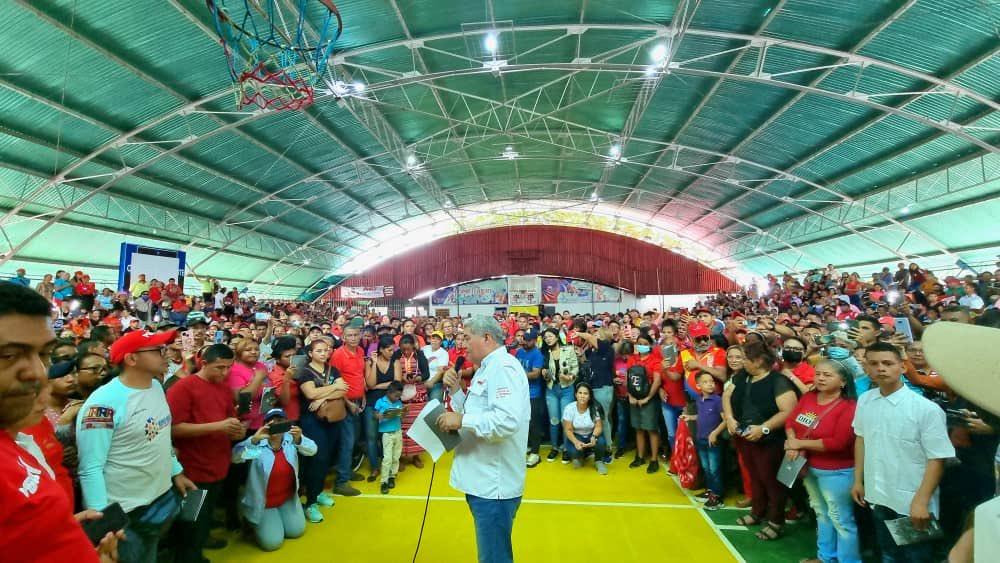 eduardopiate2's tweet photo. Más de 2 mil miembros d los equipos de calles, comunidades y UBCH del ⁦@PartidoPSUV⁩ d San Fernando de Apure y Biruaca, nos concentramos hoy en el gimnasio 12 de Febrero, para preparar la movilización para el acto de juramentación de estas estructuras cuando la DN lo decida https://t.co/7CGtQlLipF