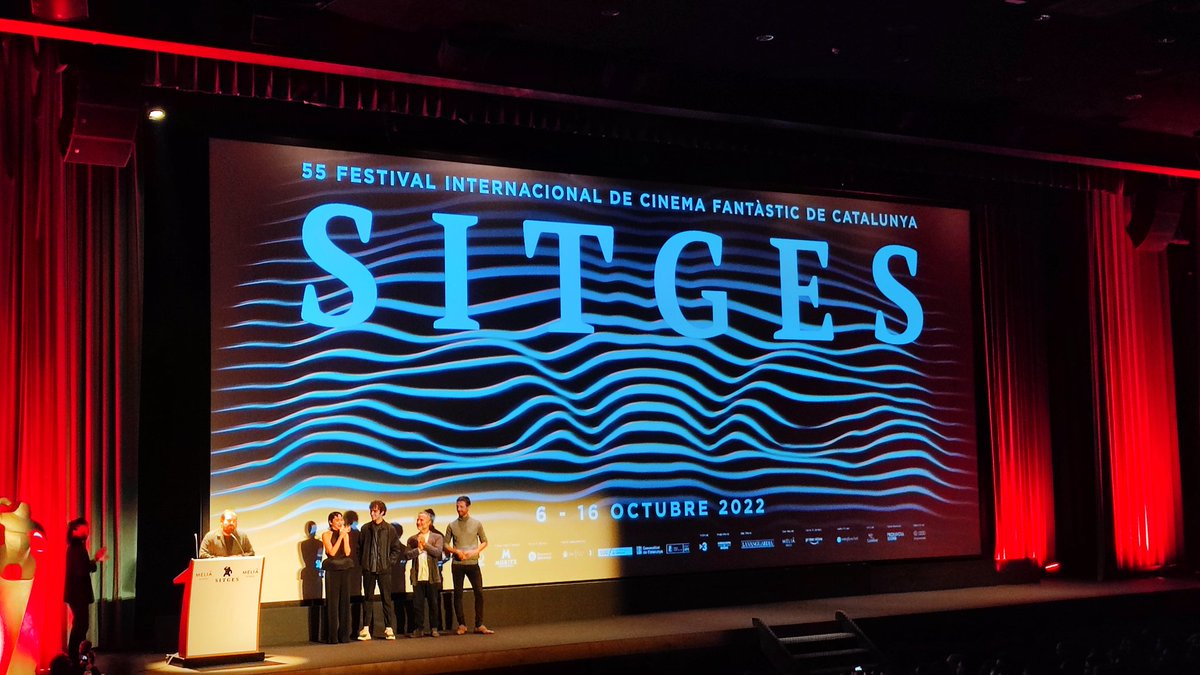 Adriii's tweet photo. Carlos Vermut presenta Mantícora
 «si el algoritmo de Netflix te recomienda esta peli, estás mal. Busca ayuda» #sitges2022 https://t.co/6Az5kjeiIw
