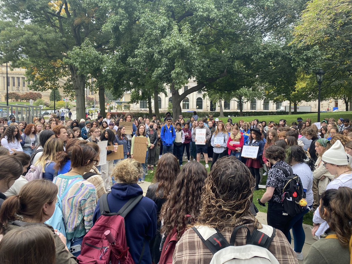 ThePittNews's tweet photo. The gathered students hold a minute of silence for victims of sexual assault.

📸 @AlexandraNRoss https://t.co/zsJnhOK37P