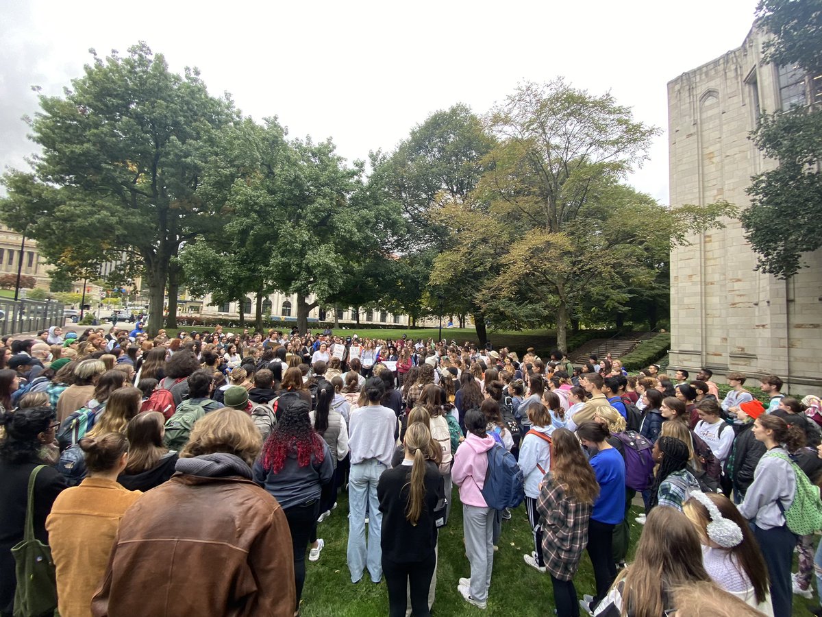ThePittNews's tweet photo. The gathered students hold a minute of silence for victims of sexual assault.

📸 @AlexandraNRoss https://t.co/zsJnhOK37P