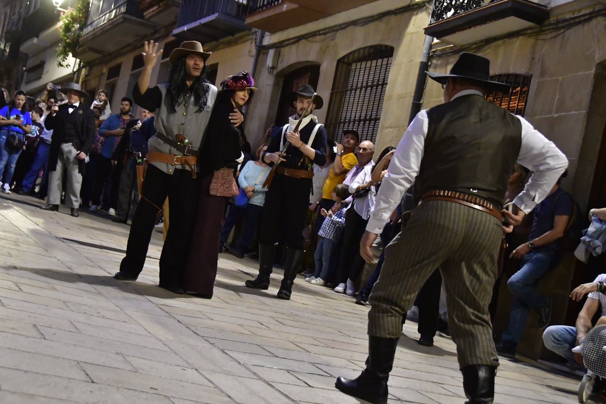 CINHDe's tweet photo. 📖 CINH 2022 💂🏼‍♂️| Momentos de la primera recreación del #CINH2022 dedicada al tiroteo por las calles de Raven City en la que la banda de James Younger topa con un nuevo sheriff.
@graficalapazsl @aytoubeda @FundUnicaja @FundUnicaja @dipujaen https://t.co/rVjLgqSCHk
