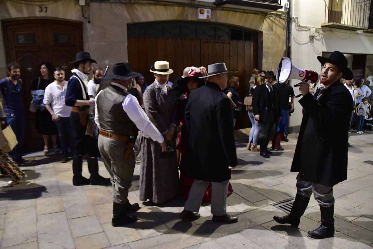 CINHDe's tweet photo. 📖 CINH 2022 💂🏼‍♂️| Momentos de la primera recreación del #CINH2022 dedicada al tiroteo por las calles de Raven City en la que la banda de James Younger topa con un nuevo sheriff.
@graficalapazsl @aytoubeda @FundUnicaja @FundUnicaja @dipujaen https://t.co/rVjLgqSCHk