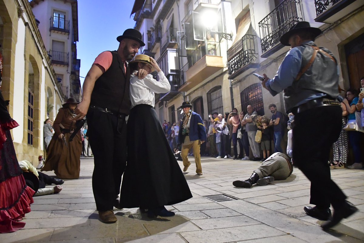 CINHDe's tweet photo. 📖 CINH 2022 💂🏼‍♂️| Momentos de la primera recreación del #CINH2022 dedicada al tiroteo por las calles de Raven City en la que la banda de James Younger topa con un nuevo sheriff.
@graficalapazsl @aytoubeda @FundUnicaja @FundUnicaja @dipujaen https://t.co/rVjLgqSCHk