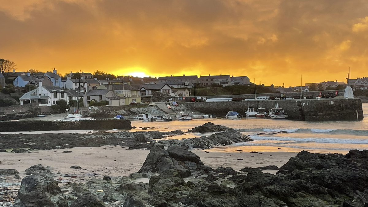 RoseCottage_'s tweet photo. Such a beautiful sunset last night over @CemaesB #sunset #sunsetphotography #sunsets #skies #Anglesey #beachlife #WalesWalk2022 #beachlife #beautifulskies # https://t.co/51o10zUB9o