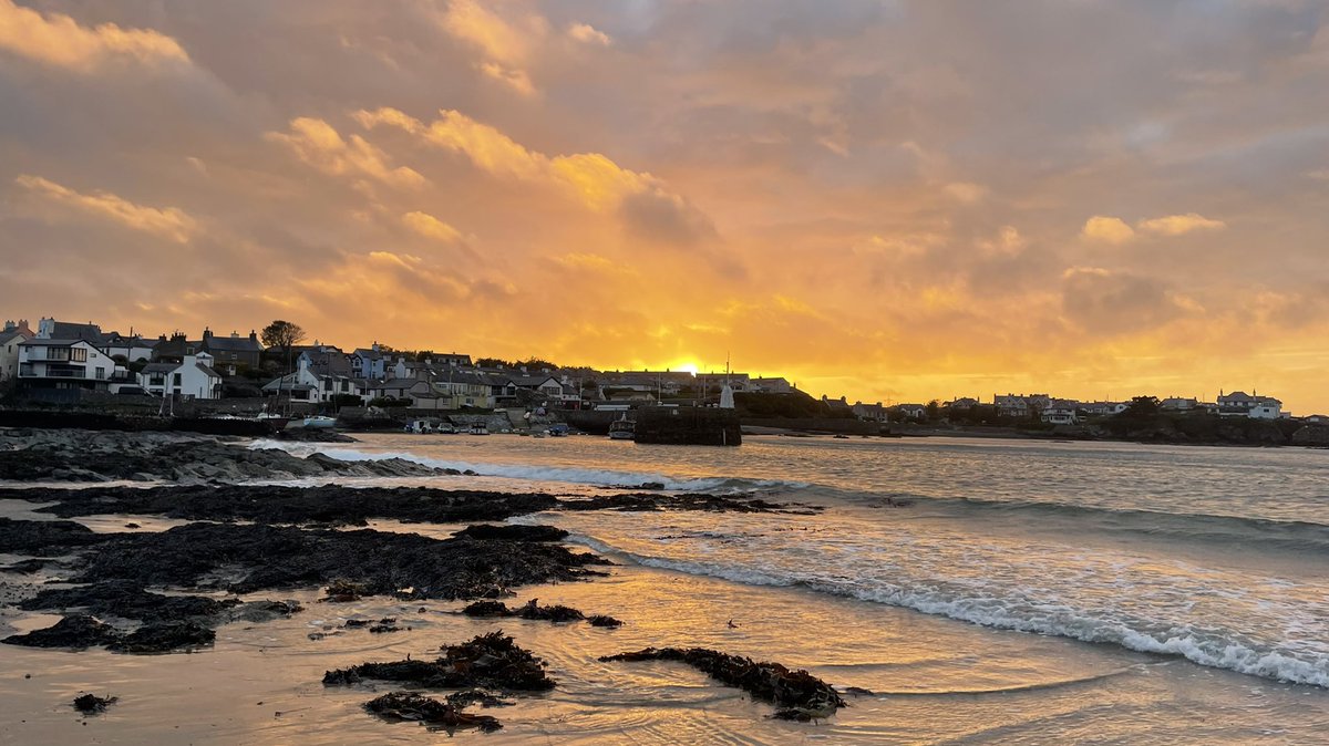 RoseCottage_'s tweet photo. Such a beautiful sunset last night over @CemaesB #sunset #sunsetphotography #sunsets #skies #Anglesey #beachlife #WalesWalk2022 #beachlife #beautifulskies # https://t.co/51o10zUB9o