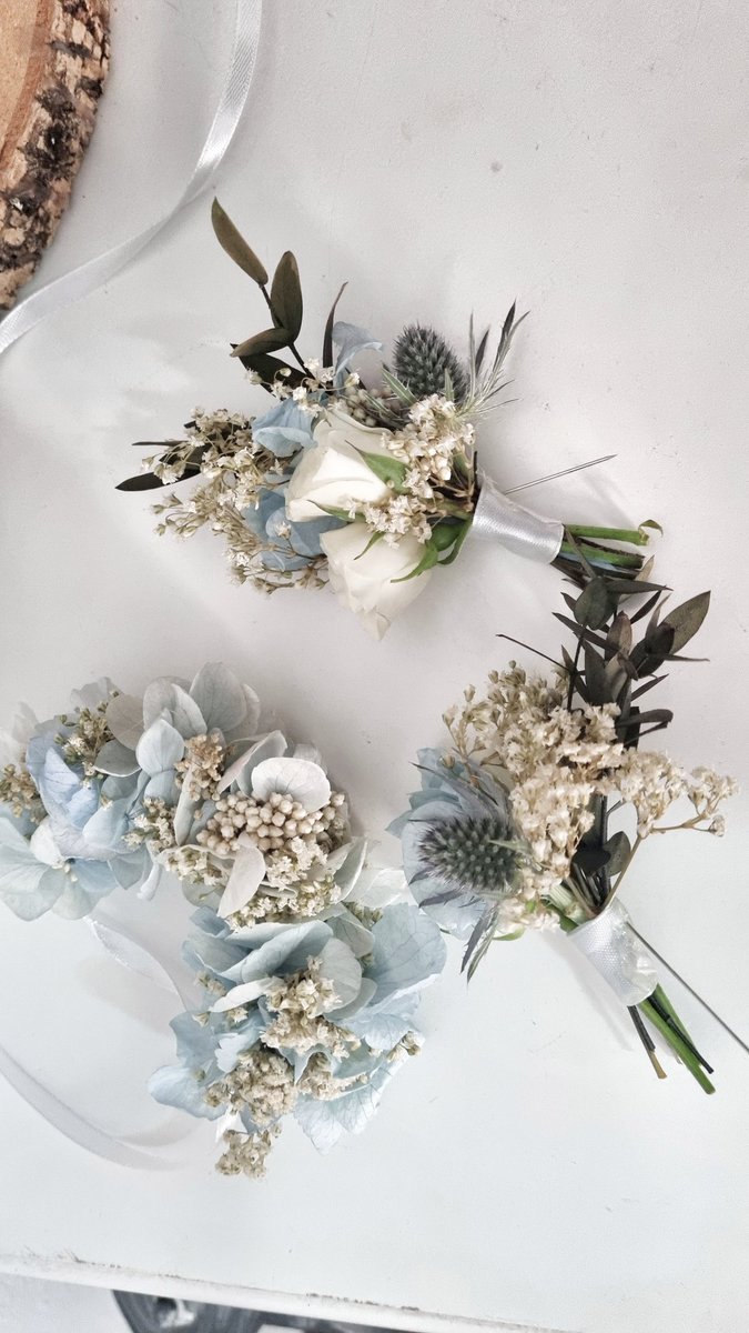 Prendidos y pulseritas preservadas a juego con el ramo de novia..