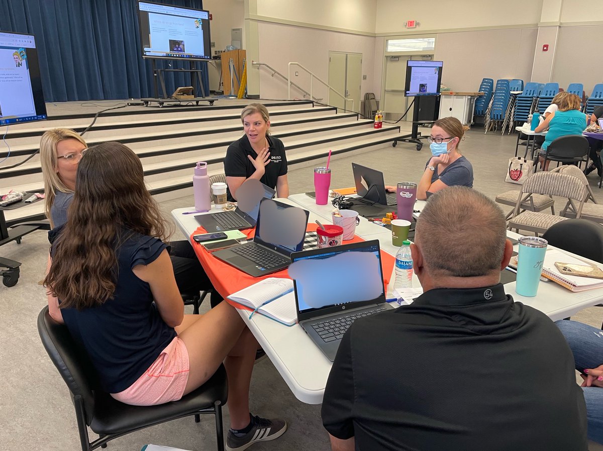 @kait_hub supporting and collaborating with <a href="/GeraldFordES/">Gerald Ford ES</a>  teachers around i-Ready today!  <a href="/JHPthePrincipal/">John Henry Preston</a> #TechRocks #DSUSDTech