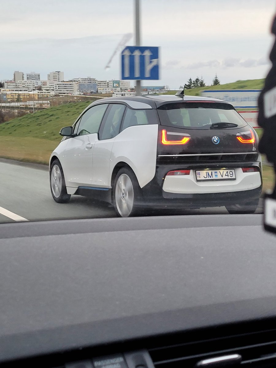 Hvað er ljótasti bíllinn á götunum og af hverju valdirðu þennan? Segðu mér að þú sért ellilífeyrisþegi án þess að segja það 👇