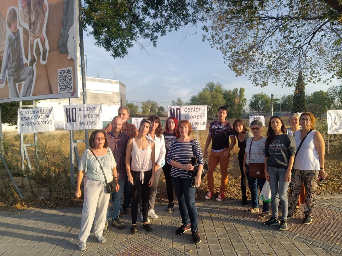 MasLatina_'s tweet photo. ‼️3er intento de Cantón para el #DistritoLatina, otra vez al barrio de #CuatroVientos esta vez en la Calle Poema Sinfónico. Lo de este gobierno ya es obsesión con los barrios del sur. 

Nos reunimos esta tarde con los vecinos y vecinas afectadas para escuchar sus preocupaciones. https://t.co/3cK0C55TzG