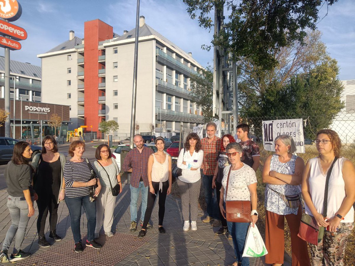 MasLatina_'s tweet photo. ‼️3er intento de Cantón para el #DistritoLatina, otra vez al barrio de #CuatroVientos esta vez en la Calle Poema Sinfónico. Lo de este gobierno ya es obsesión con los barrios del sur. 

Nos reunimos esta tarde con los vecinos y vecinas afectadas para escuchar sus preocupaciones. https://t.co/3cK0C55TzG