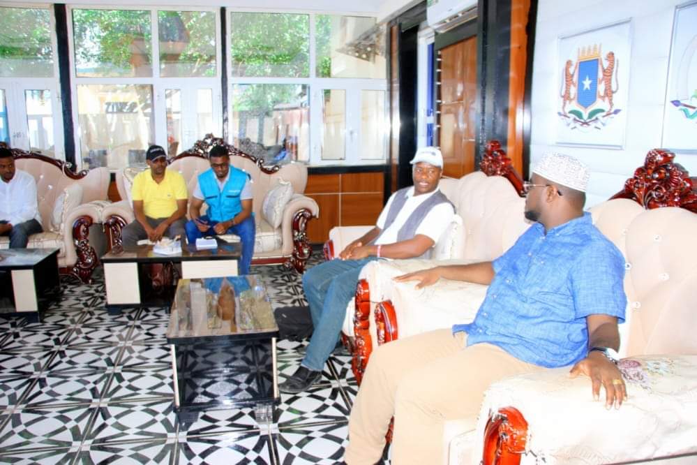 MoPICJubaland's tweet photo. Minister of Planning @HonAbdirahmanA has today received the director for South &amp; Central office of @unicefsomalia at Kismayo where they briefly discussed strengthening partnership &amp; institutional dev't for better service delivery. He finally appreciated UNICEF's efforts in JSS. https://t.co/7zIE62A16C