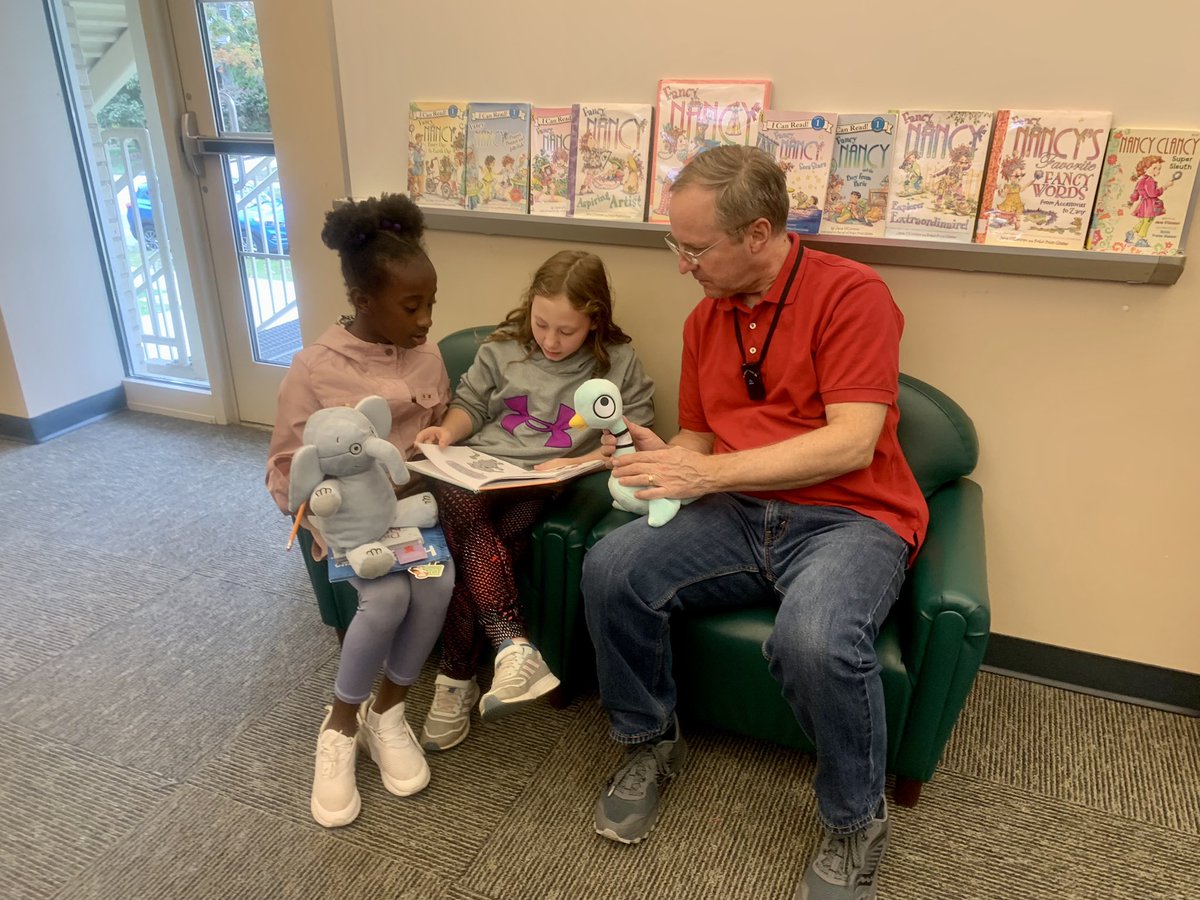 HoyLibrarian's tweet photo. Gerald and Pigeon ❤️ being read to! @LkwdEmerson is reading to stuffed animals during library time. They are the best listeners! 👂 📕 https://t.co/XYdJHSIFLL