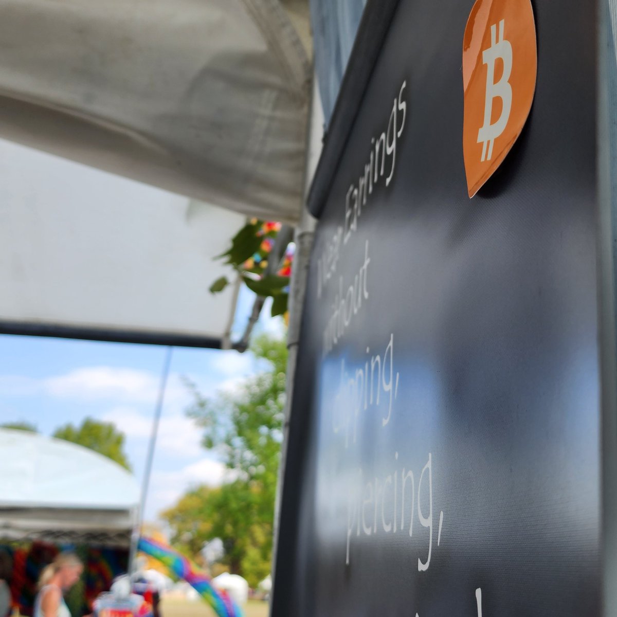 BitcoinTourists's tweet photo. Hello #Nashville! It's a beautiful weekend to walk the park and buy art! If you find this weekend you get a free #bitcoin pin!
#Nashbitcoiners #Bitcoin @BranBTC @BitcoinMagazine #BitcoinAcceptedHere #BitcoinTourists #BitcoinTravel #LightningNetwork #LightningRetailers https://t.co/vS29e2WnJH
